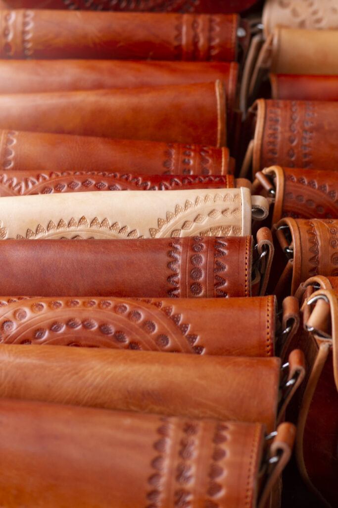 culture mexicaine avec arrangement de sacs en cuir